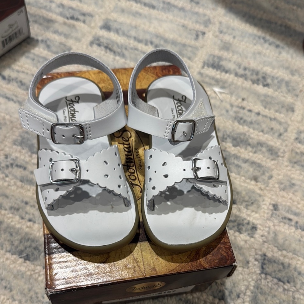 FootMates White Sandals with Buckled Straps and Perforated Design size 8.0